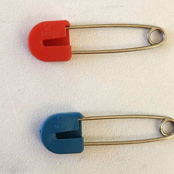 Two vintage hello Kitty safety diaper pins red blue cartoon kitten cat - Picture 3 of 4